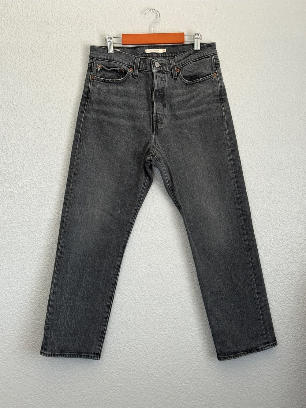 Levi's Wedgie Straight Jeans in Washed Black size 29